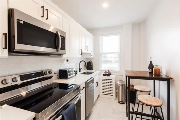 $2,500 | 131 Broadway, Unit 2, Newport, RI 02840