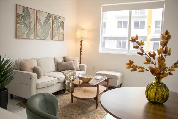 $2,100 | 1453 West 29th Street, Unit 307, Hialeah, FL 33012