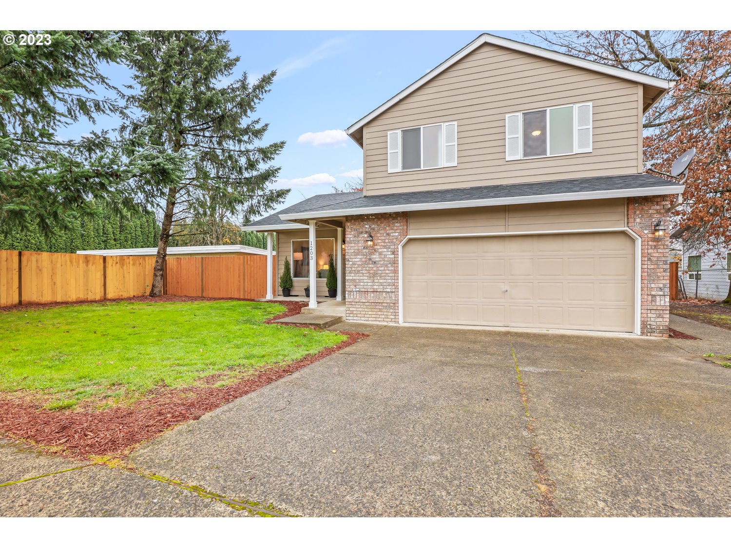 a front view of house with yard and garage