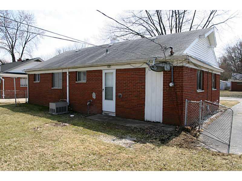 208 Ricks Avenue Greenfield, IN 46140 - Photo 2 of 9