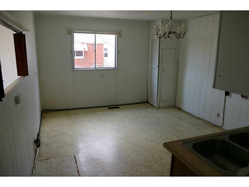 208 Ricks Avenue Greenfield, IN 46140 - Photo 3 of 9