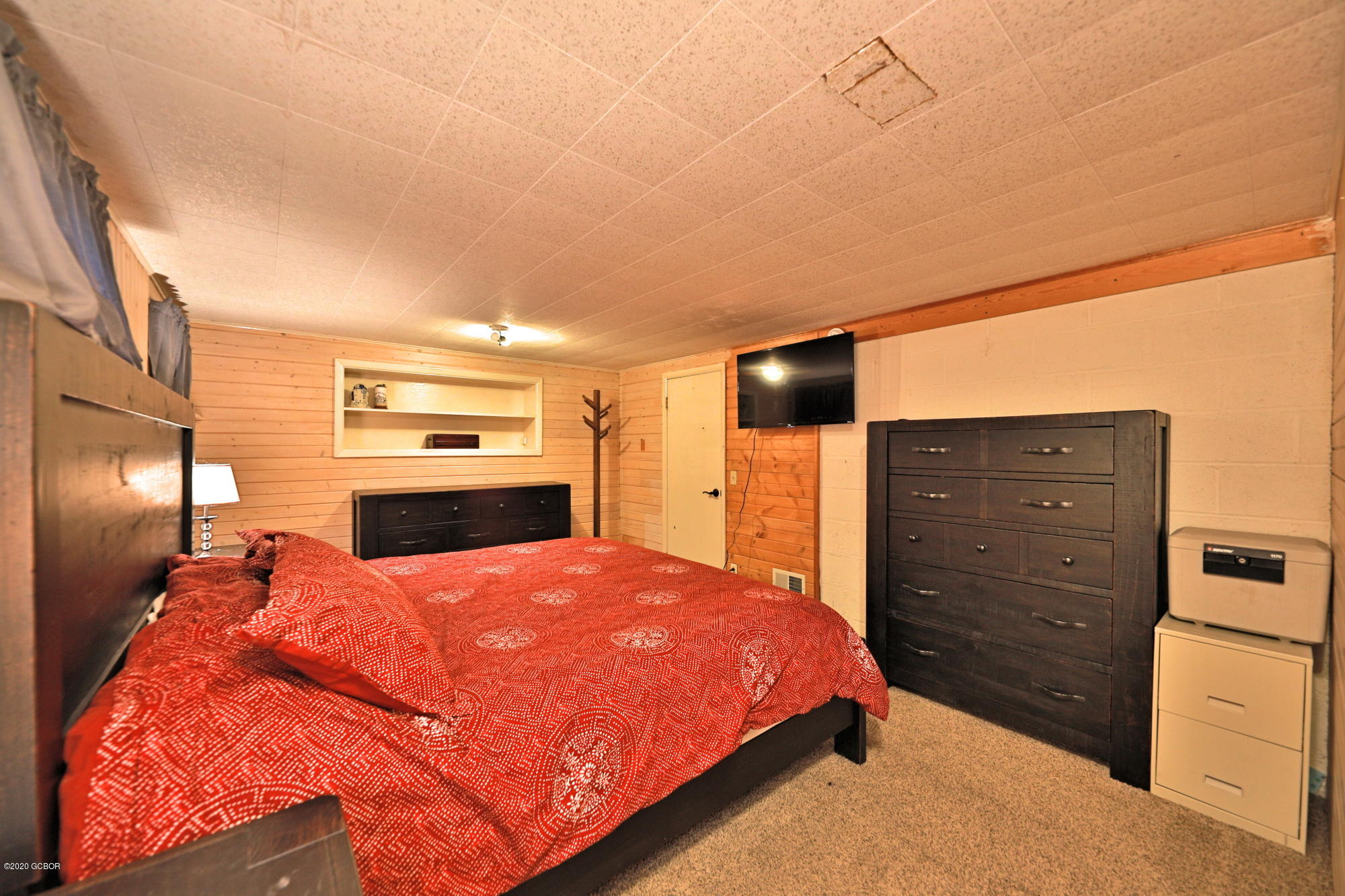 539 Kings Crossing Road Winter Park, CO 80482 - Photo 20 of 35 a large bed sitting in a bedroom and dresser