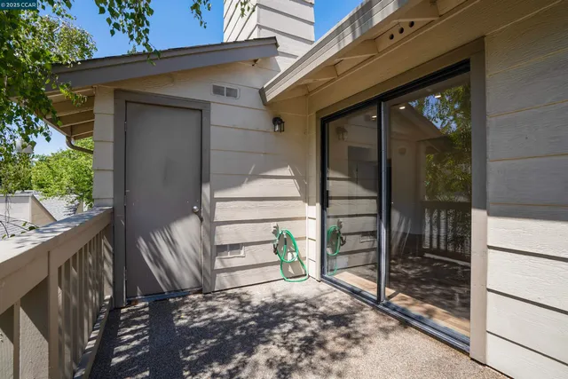 a view of a entrance gate of the house