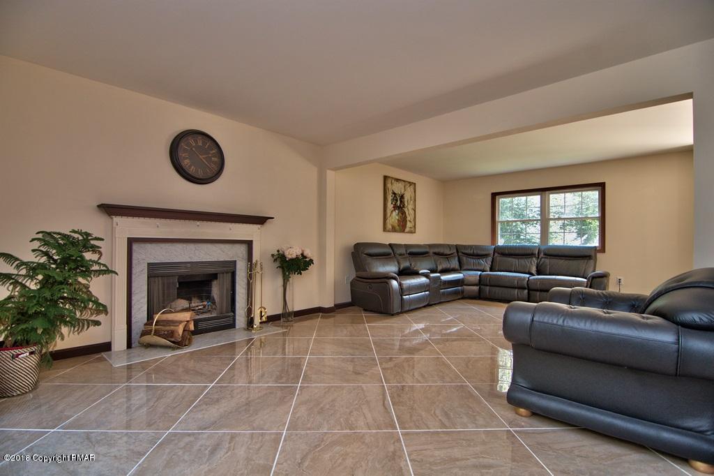 359 Coach Road Tobyhanna, PA 18466 - Photo 4 of 18 Living Room
