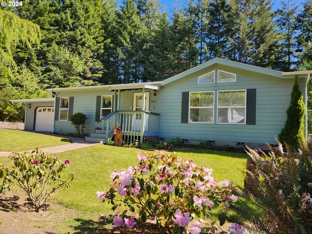 a front view of house with yard