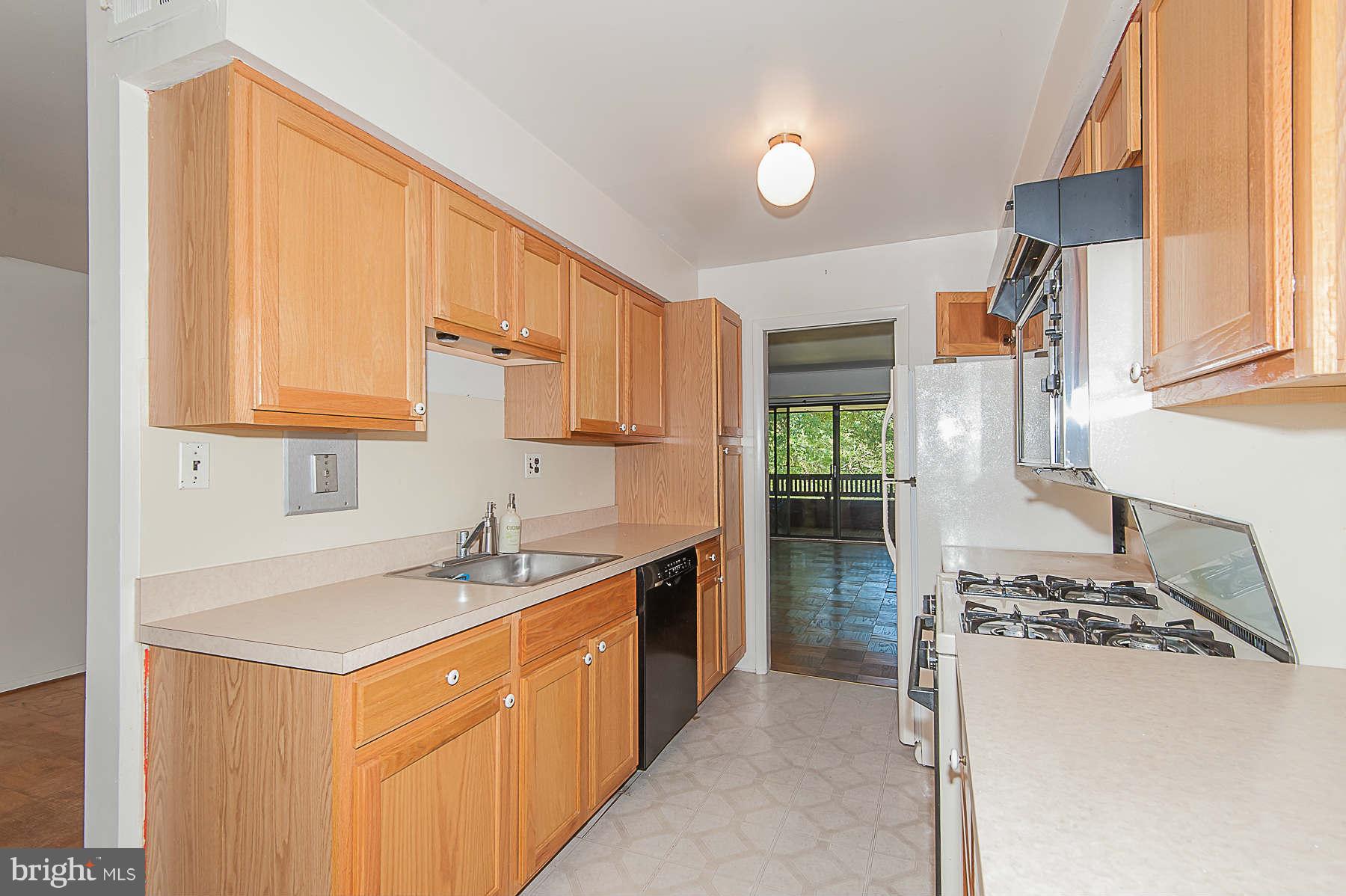 5253 West Running Brook Road, Unit 301 Columbia, MD 21044 - Photo 6 of 21 Kitchen
