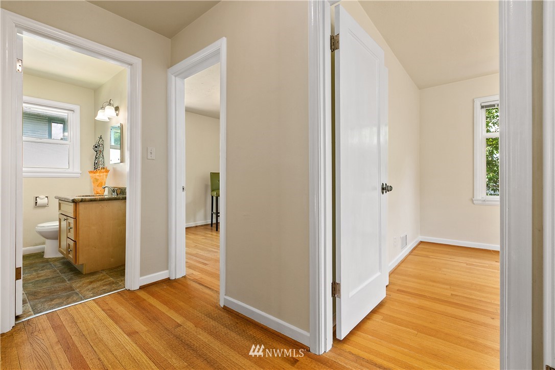 3922 Meridian Avenue North Seattle, WA 98103 - Photo 11 of 23 Gallery Image 11