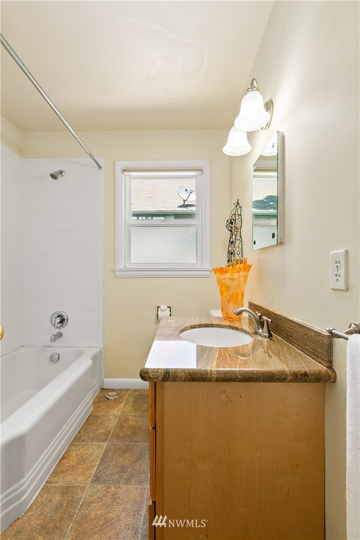 3922 Meridian Avenue North Seattle, WA 98103 - Photo 14 of 23 Gallery Image 14