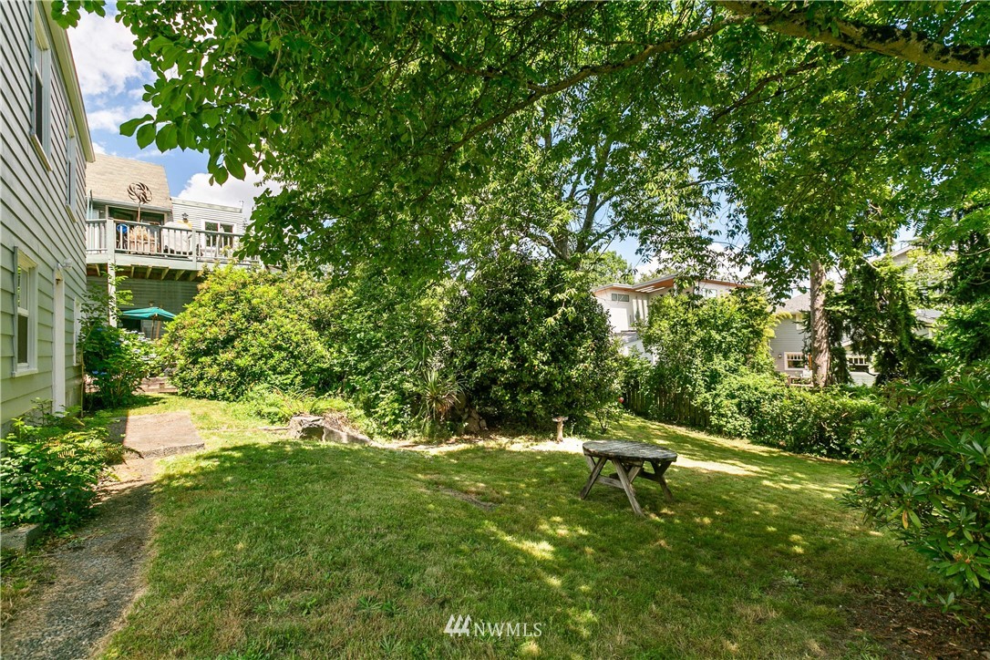 3922 Meridian Avenue North Seattle, WA 98103 - Photo 20 of 23 Gallery Image 20