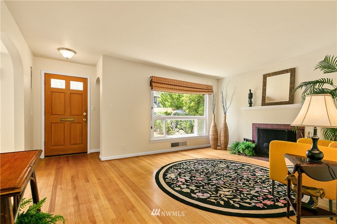 3922 Meridian Avenue North Seattle, WA 98103 - Photo 3 of 23 Gallery Image 3