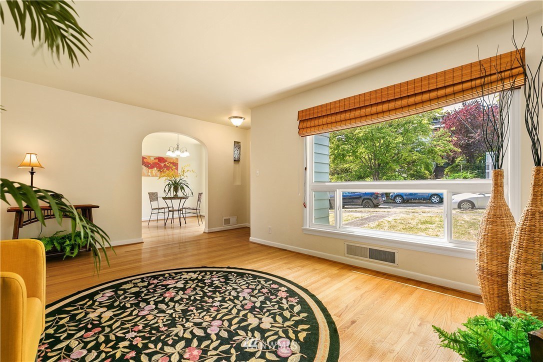 3922 Meridian Avenue North Seattle, WA 98103 - Photo 4 of 23 Gallery Image 4