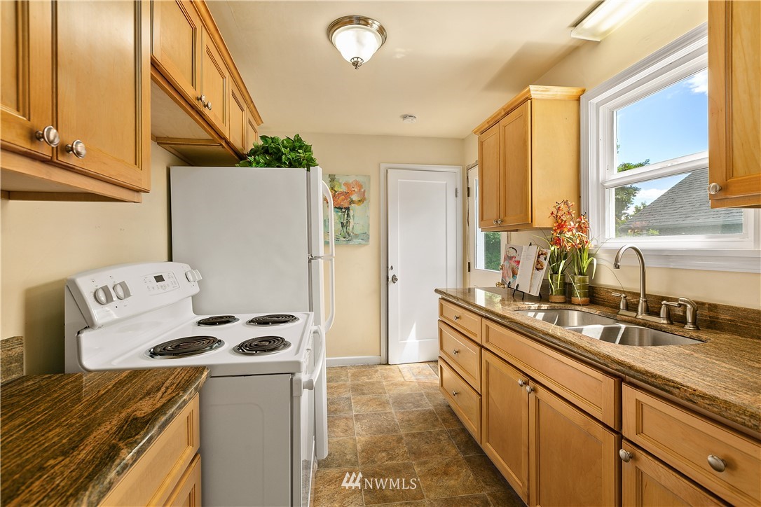 3922 Meridian Avenue North Seattle, WA 98103 - Photo 8 of 23 Gallery Image 8