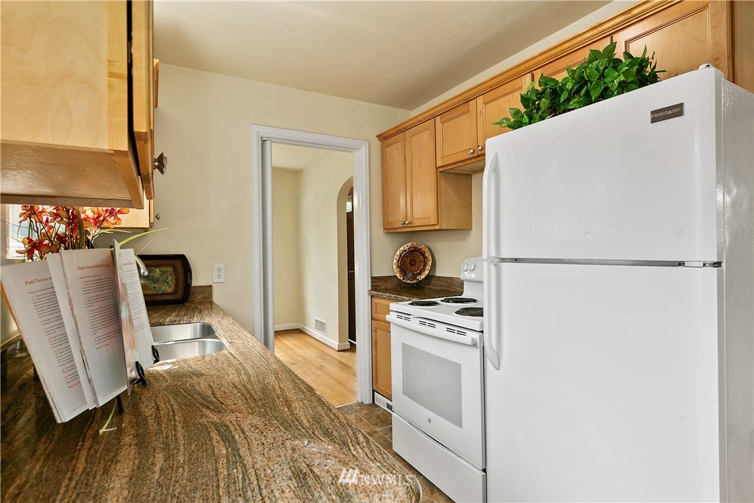 3922 Meridian Avenue North Seattle, WA 98103 - Photo 9 of 23 Gallery Image 9