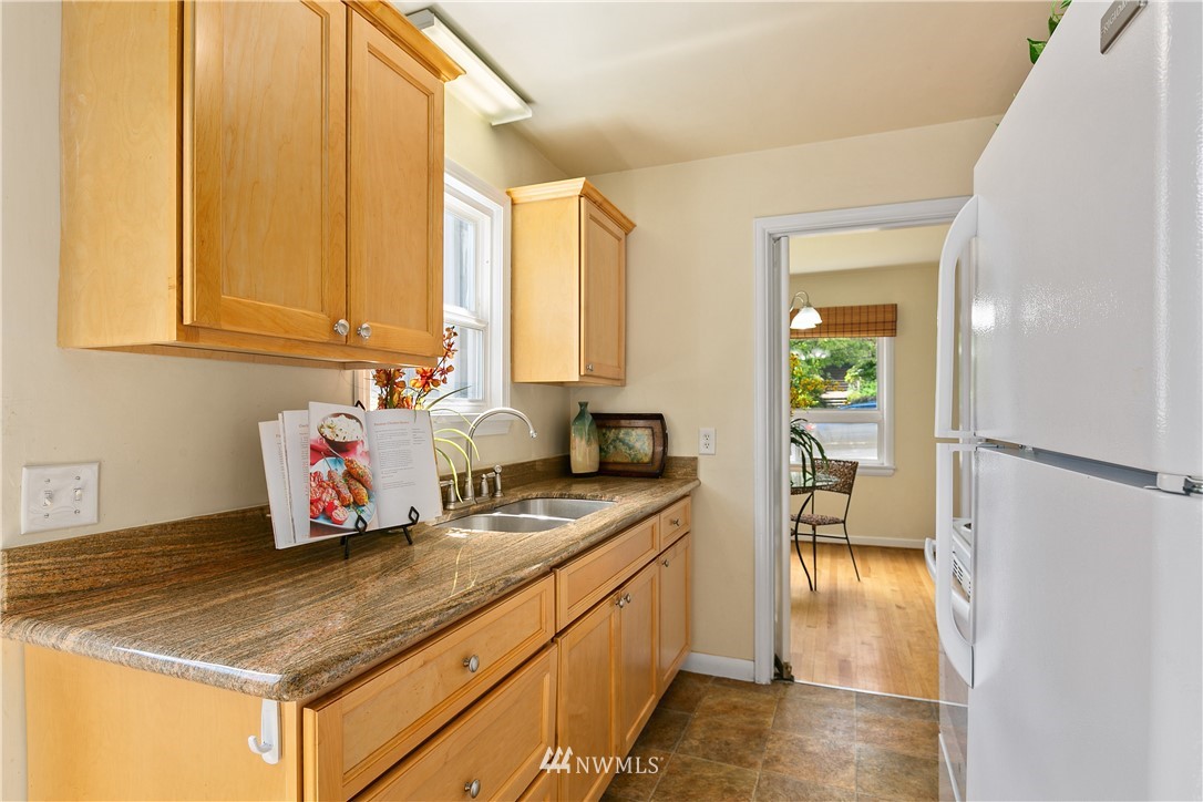3922 Meridian Avenue North Seattle, WA 98103 - Photo 10 of 23 Gallery Image 10