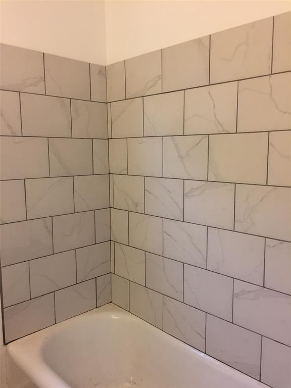 313 Merrick Street Shreveport, LA 71104 - Photo 12 of 18 a bathroom with a shower