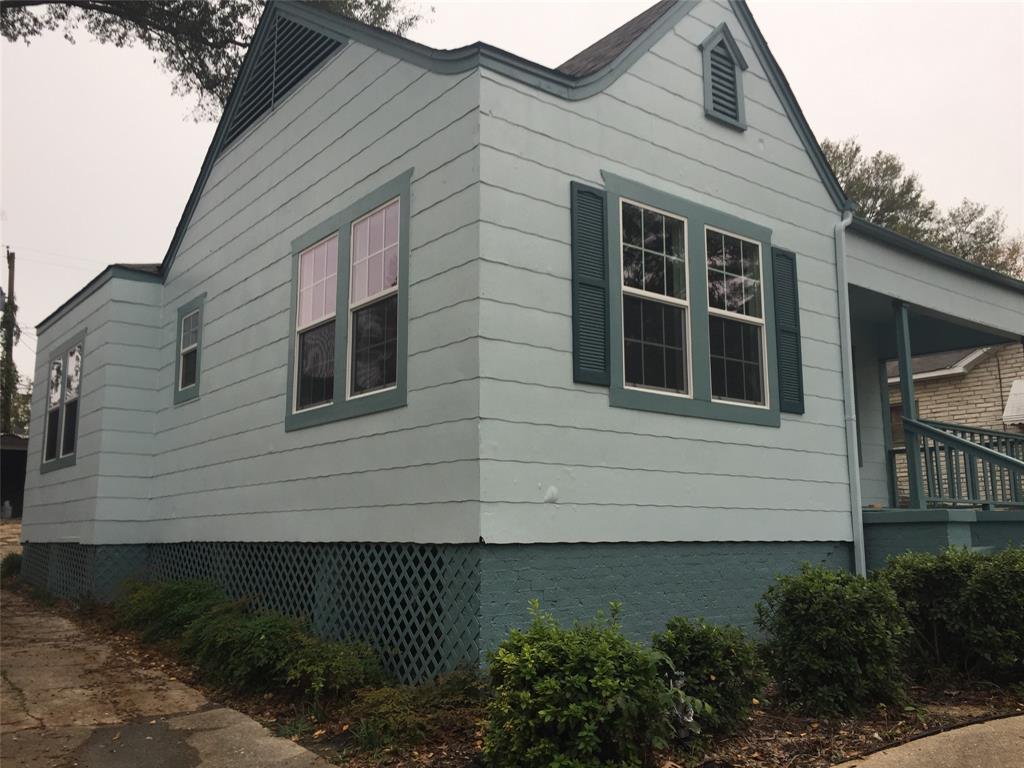 313 Merrick Street Shreveport, LA 71104 - Photo 2 of 18 a view of a house with a yard