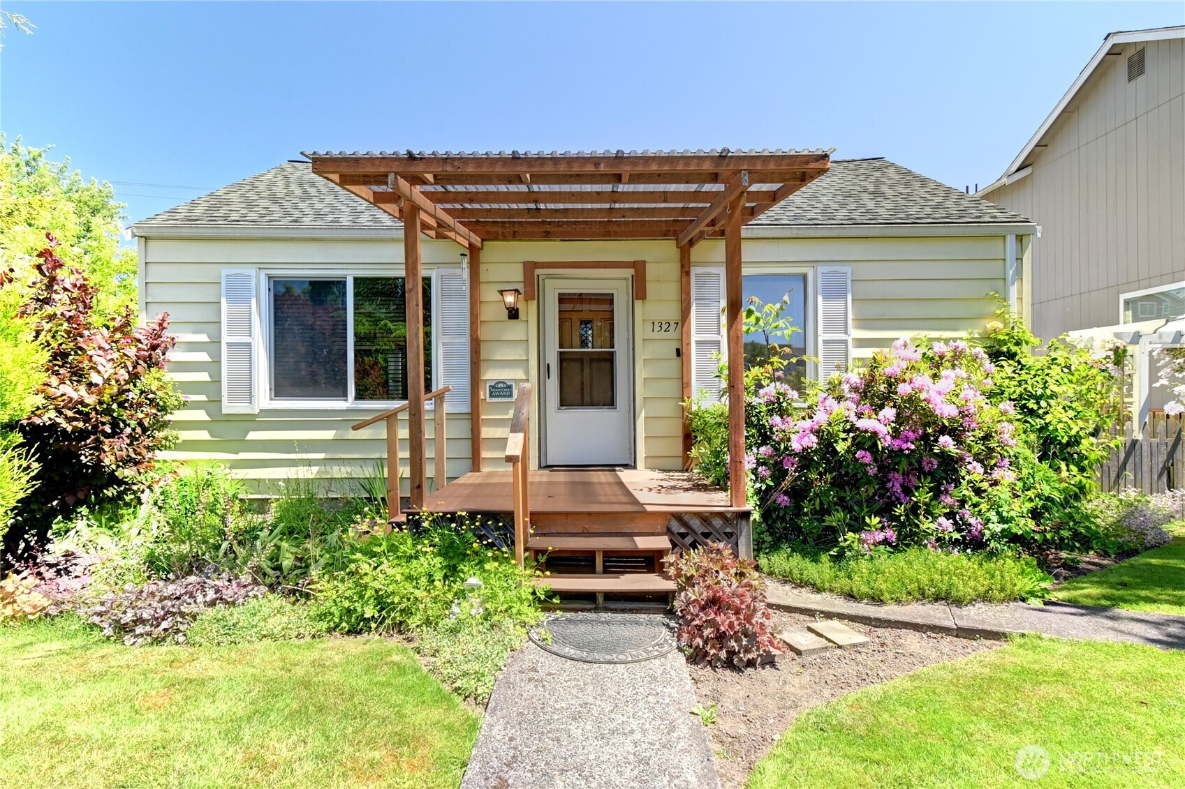 1327 Maple Street Everett, WA 98201 - Photo 2 of 31