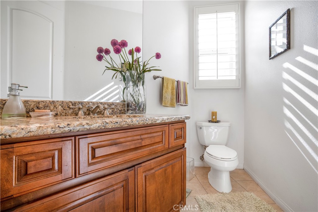 46211 Cypress Estates Court Palm Desert, CA 92260 - Photo 18 of 35 Hallway bathroom