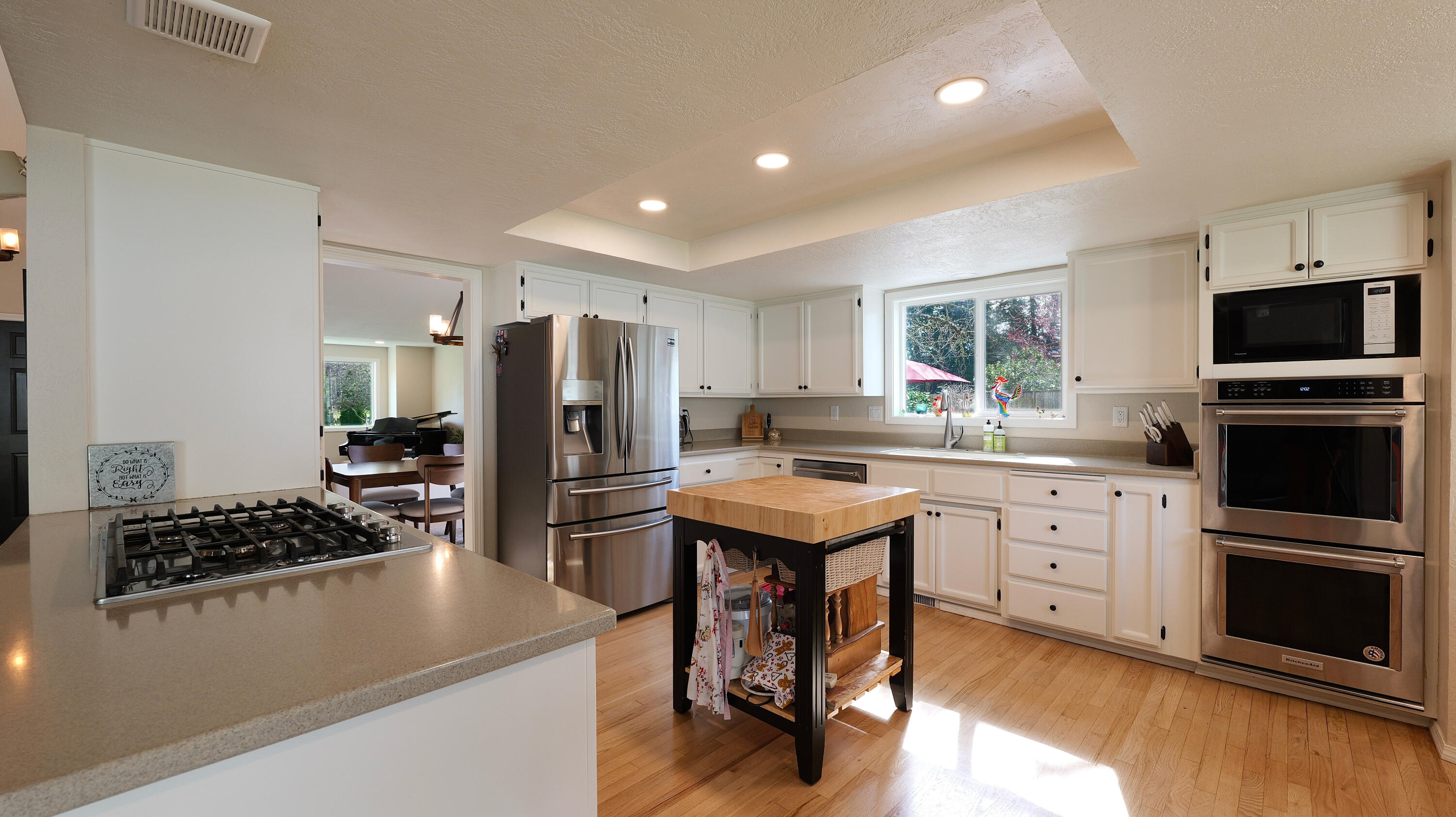 9401 Old Stage Road Central Point, OR 97502 - Photo 18 of 49 Kitchen