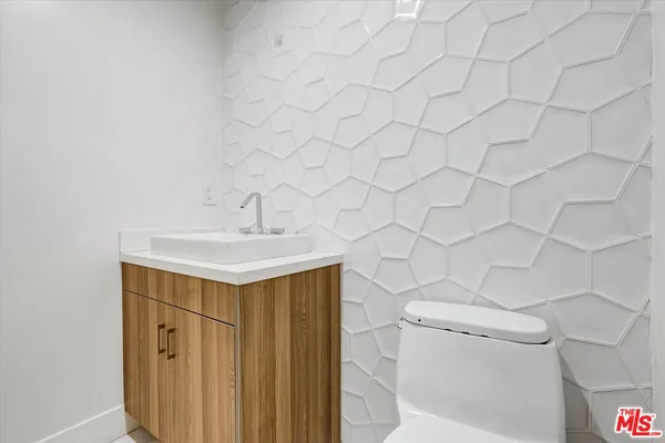 $1,169,000 | 733 1/2 North Gramercy Place, Los Angeles, CA 90038