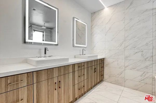 $1,169,000 | 733 1/2 North Gramercy Place, Los Angeles, CA 90038