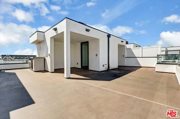 $1,169,000 | 733 1/2 North Gramercy Place, Los Angeles, CA 90038