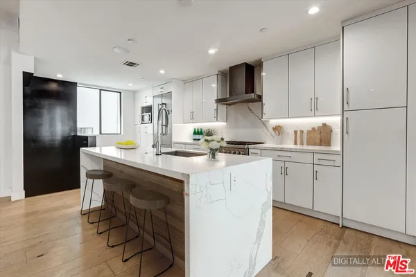 $1,169,000 | 733 1/2 North Gramercy Place, Los Angeles, CA 90038