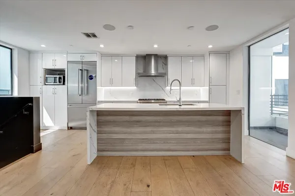 $1,169,000 | 733 1/2 North Gramercy Place, Los Angeles, CA 90038