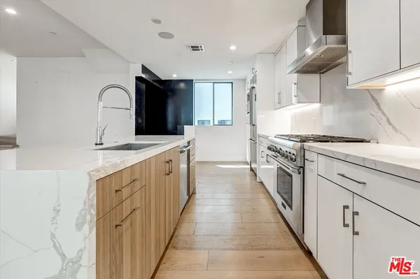 $1,169,000 | 733 1/2 North Gramercy Place, Los Angeles, CA 90038