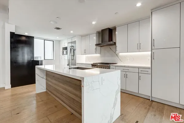 $1,169,000 | 733 1/2 North Gramercy Place, Los Angeles, CA 90038