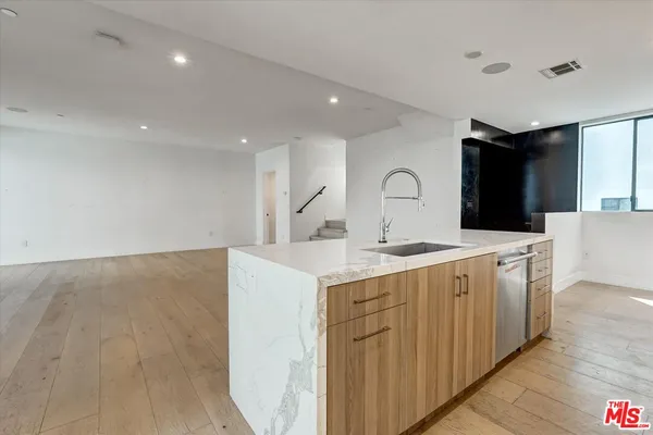 $1,169,000 | 733 1/2 North Gramercy Place, Los Angeles, CA 90038