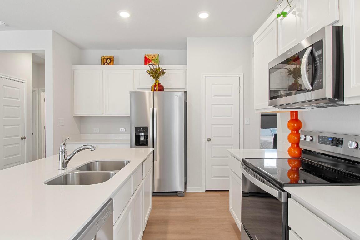 149 Cutleaf, Unit 31 San Marcos, TX 78666 - Photo 7 of 11 a kitchen that has a sink and a stove in it