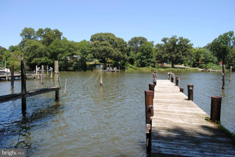 353 Edgewater Road Pasadena, MD 21122 - Photo 4 of 10 View of Piers