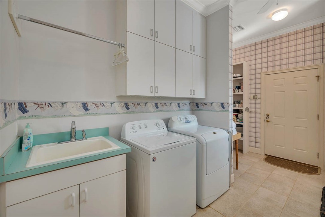 112 Cascades St. Simons Island, GA 31522 - Photo 29 of 66 Laundry room