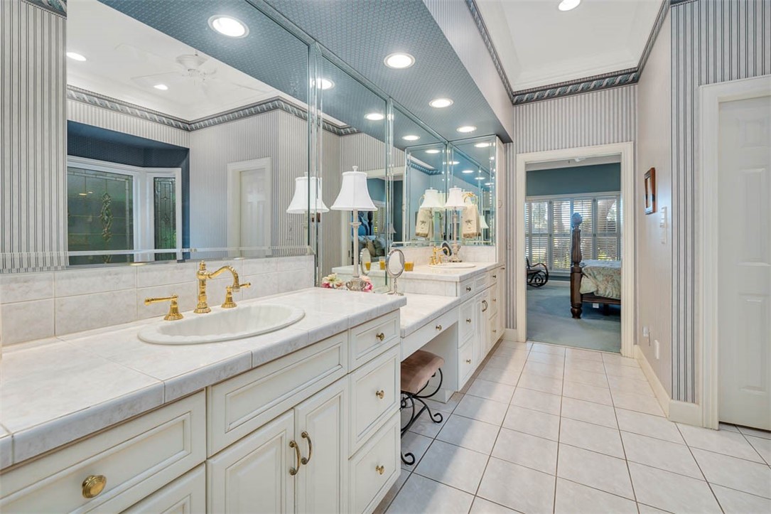 112 Cascades St. Simons Island, GA 31522 - Photo 32 of 66 Primary bathroom