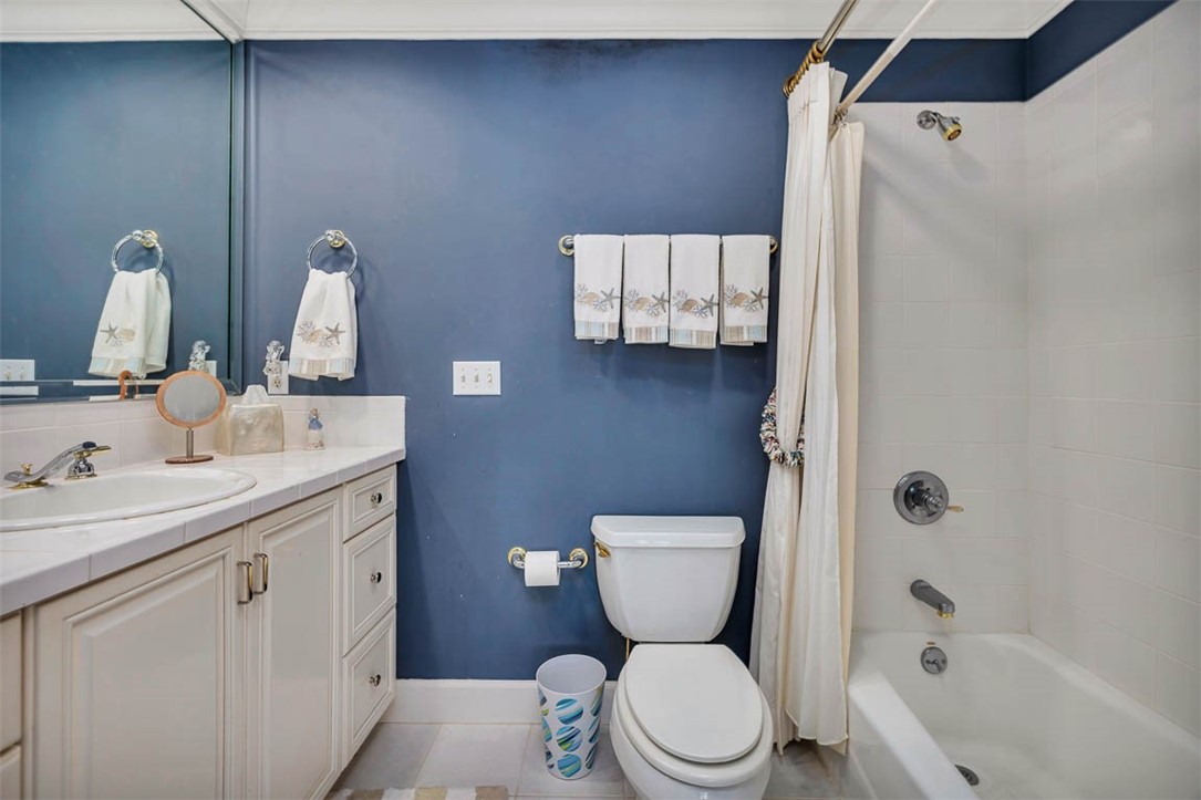 112 Cascades St. Simons Island, GA 31522 - Photo 37 of 66 Guest bathroom