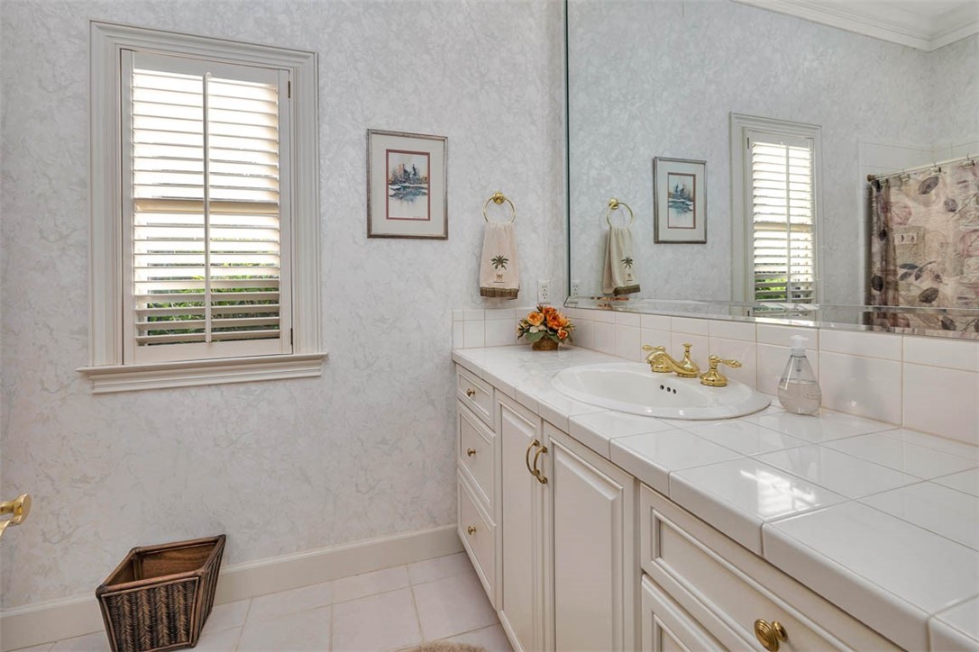 112 Cascades St. Simons Island, GA 31522 - Photo 9 of 66 Guest bathroom