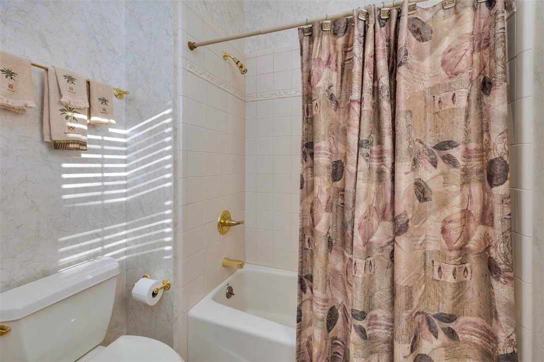 112 Cascades St. Simons Island, GA 31522 - Photo 10 of 66 Guest bathroom