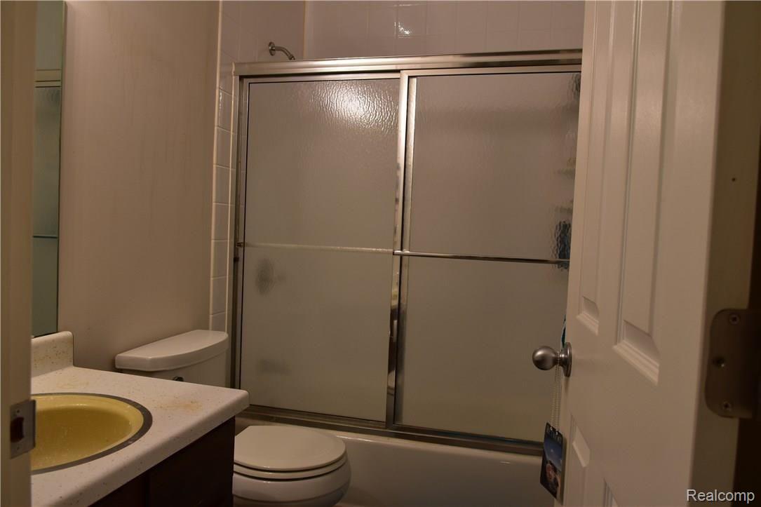 616 Rickett Road, Unit 114 Brighton, MI 48116 - Photo 15 of 25 Upstairs Full Bath