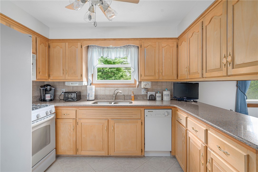 115 Angell Road Cumberland, RI 02864 - Photo 6 of 38