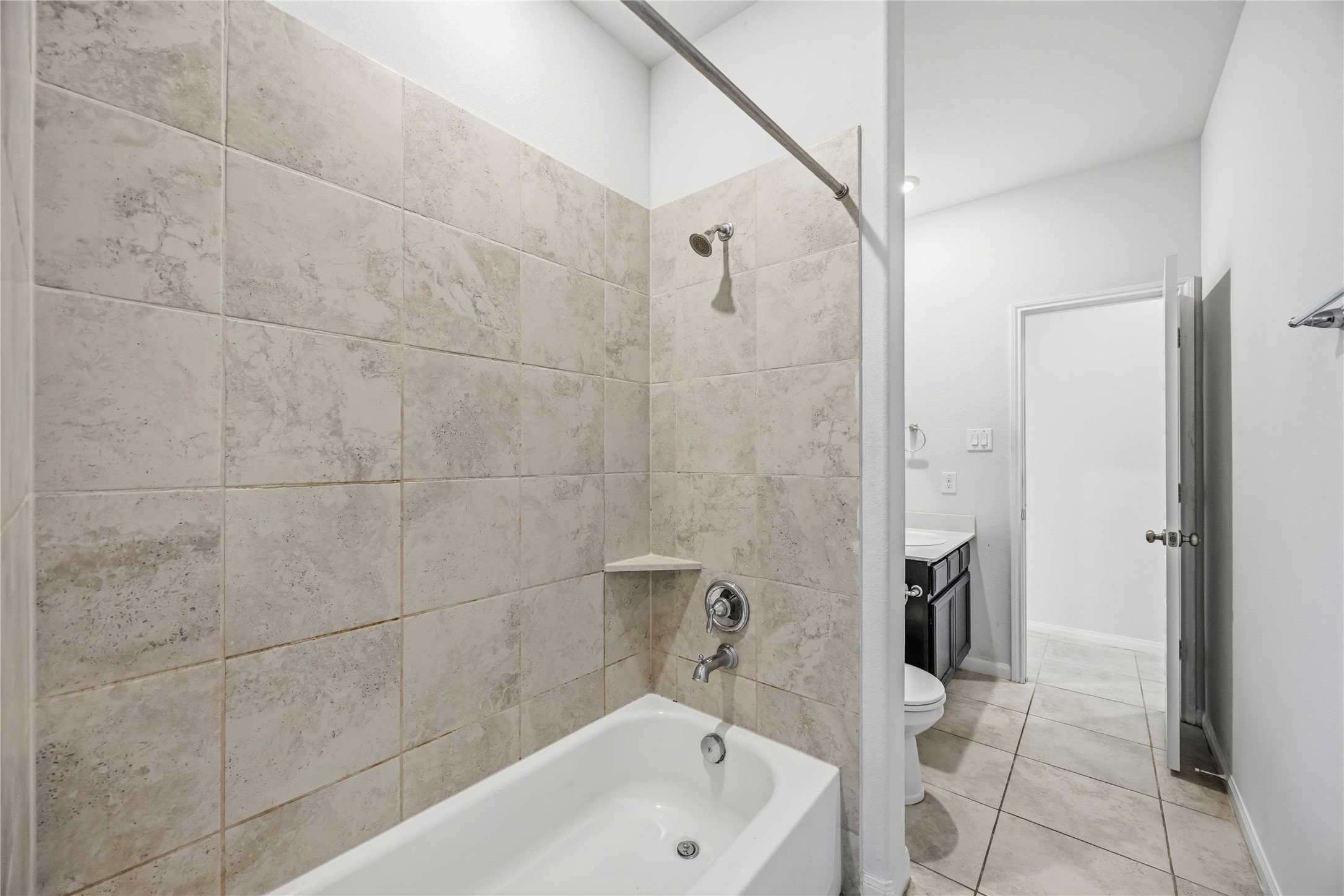 2425 Temple Crag Drive Rosharon, TX 77583 - Photo 23 of 32 Tub/shower combo offers flexibility for both busy mornings and relaxing evenings.