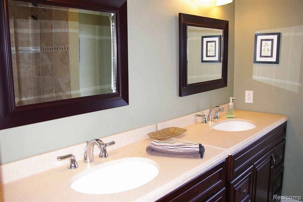 13927 Riverside Drive Livonia, MI 48154 - Photo 12 of 16 2nd Bath