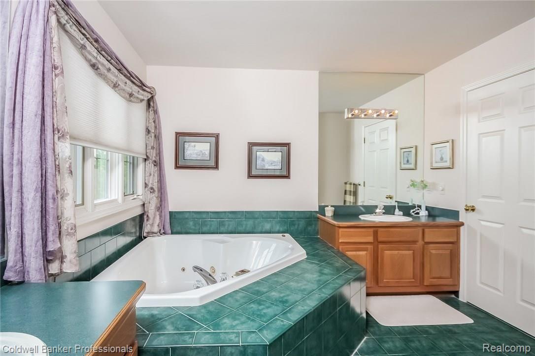 6450 Kennesaw Road Canton, MI 48187 - Photo 32 of 43 Jacuzzi Tub and Dual Sinks