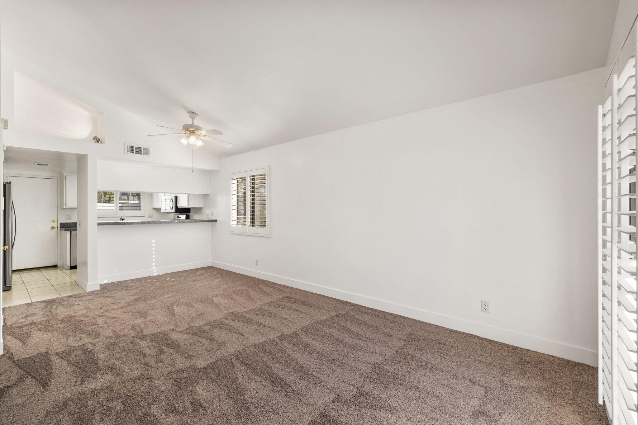 69657 Cara Way Rancho Mirage, CA 92270 - Photo 11 of 40 Living room