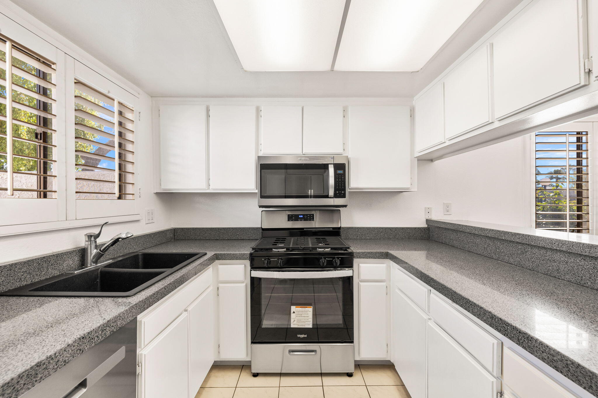 69657 Cara Way Rancho Mirage, CA 92270 - Photo 3 of 40 Kitchen