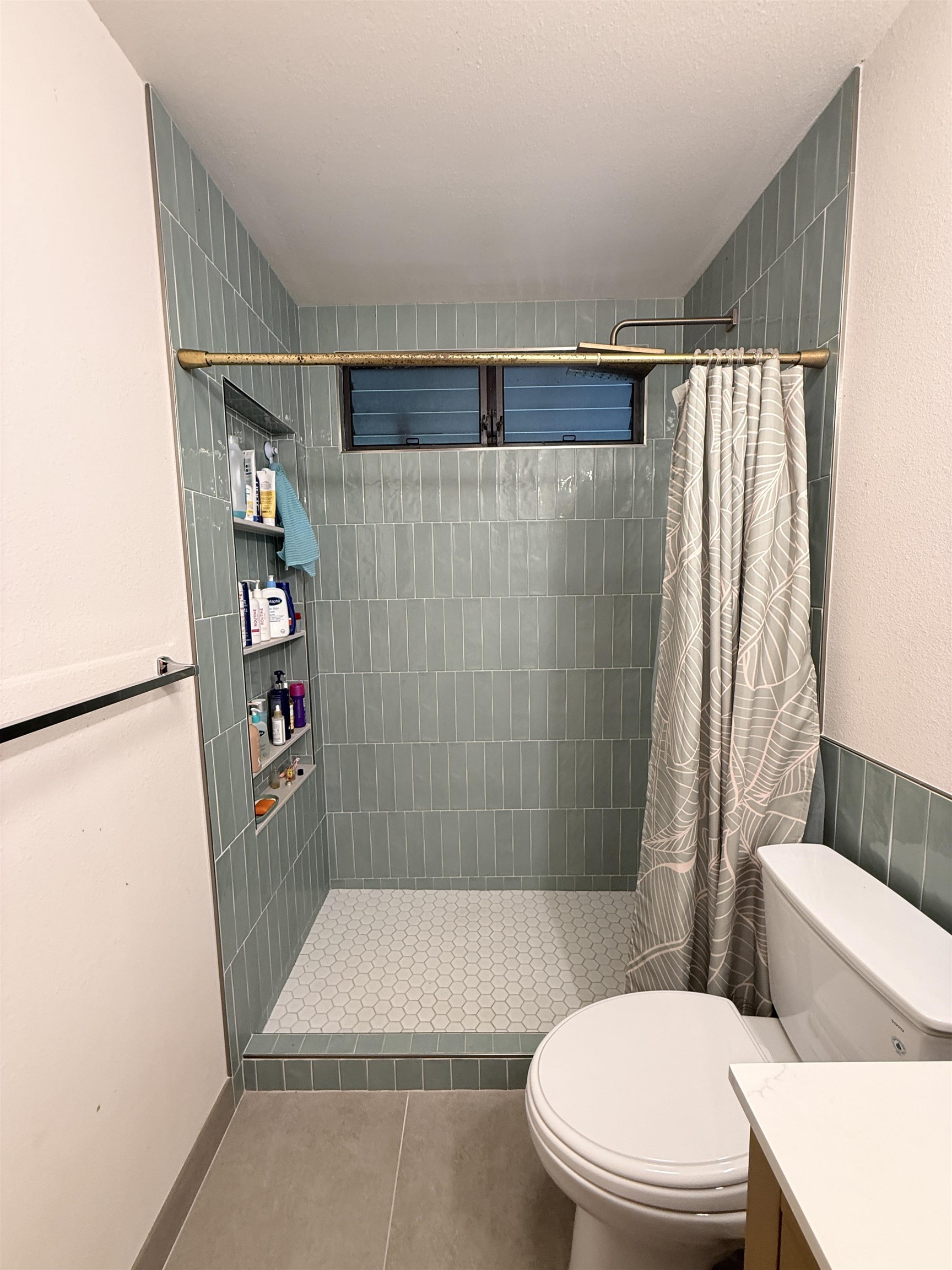 580 A Lihau Place Haiku, HI 96708 - Photo 13 of 17 a bathroom with a toilet and a shower