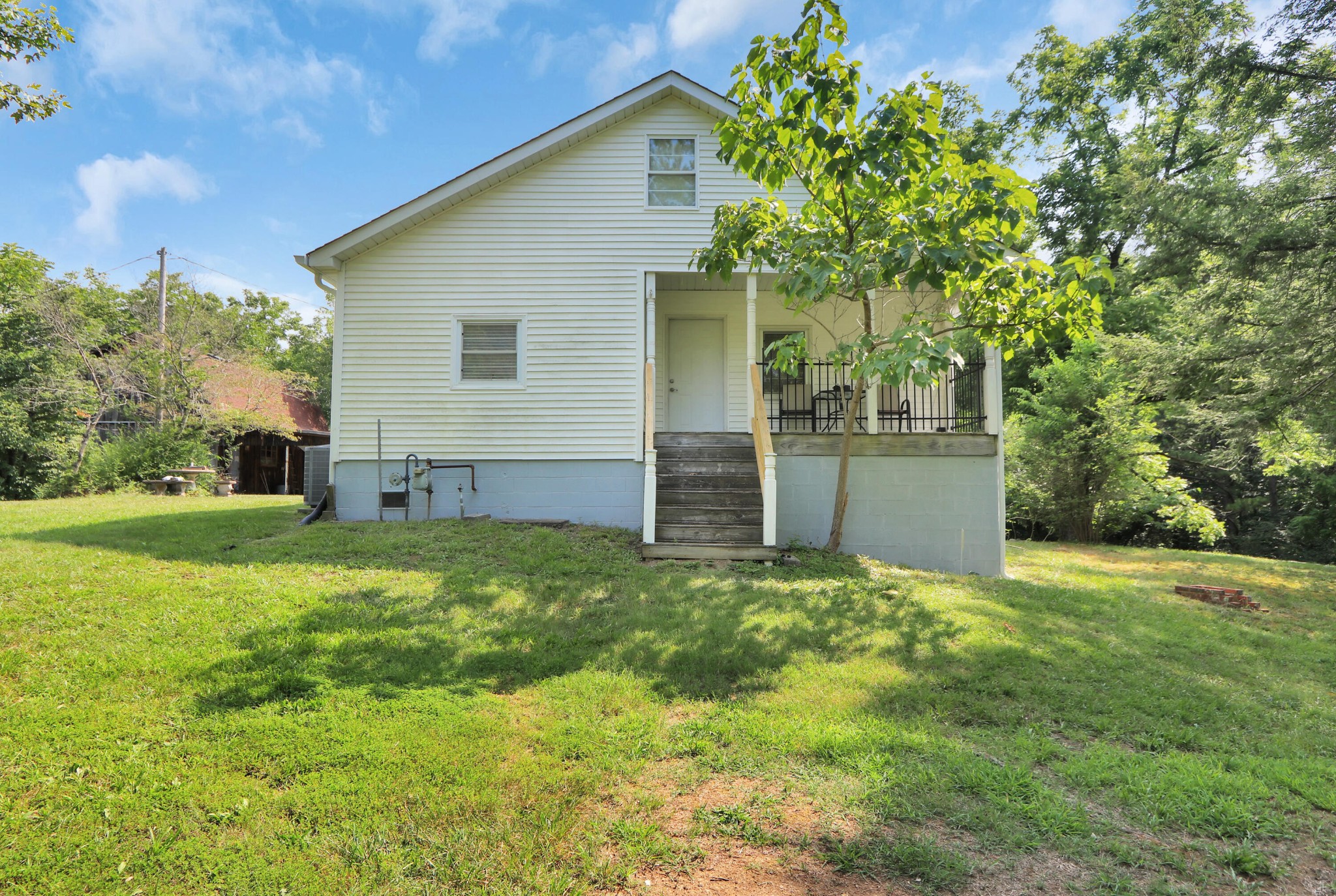 840 Batley Road Clinton, TN 37716 - Photo 1 of 30 a view of a backyard with plants and large trees