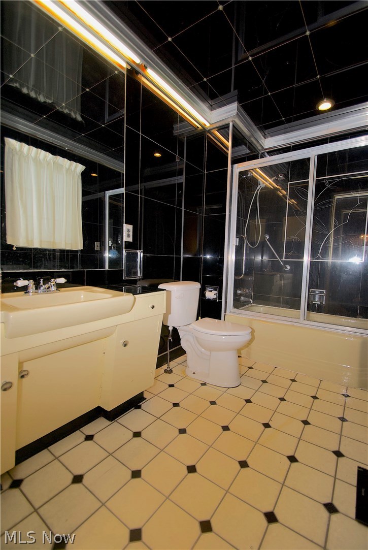 1088 Carver Road Cleveland, OH 44112 - Photo 24 of 33