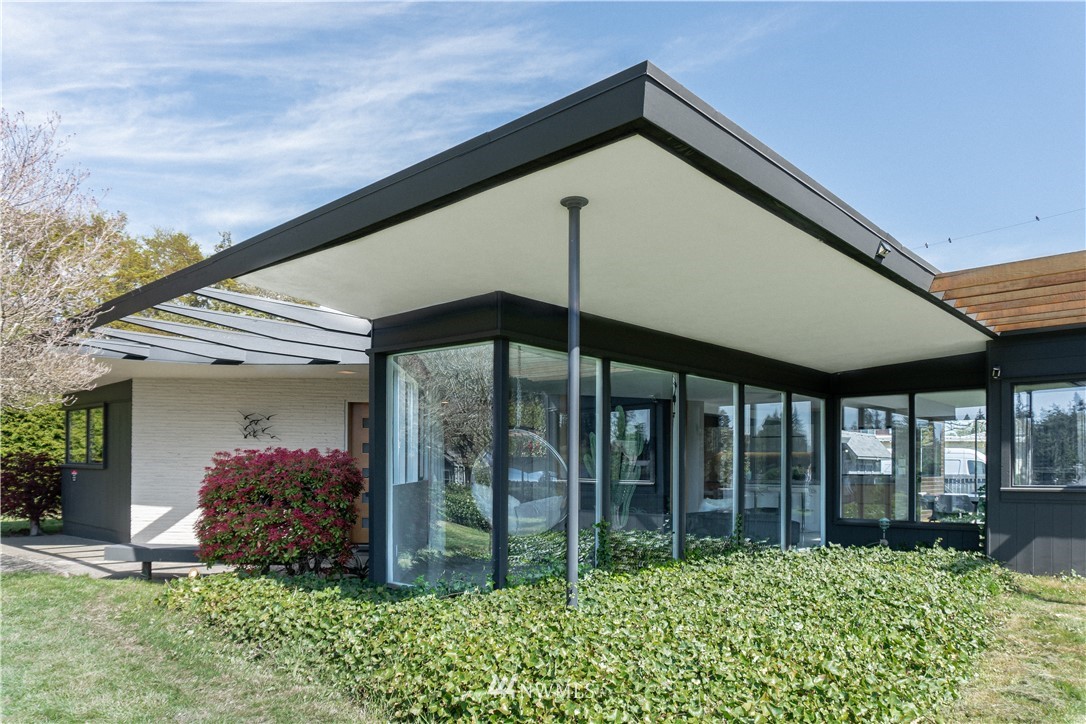 1208 48th Street Southeast Everett, WA 98203 - Photo 3 of 40 a backyard of a house with garden