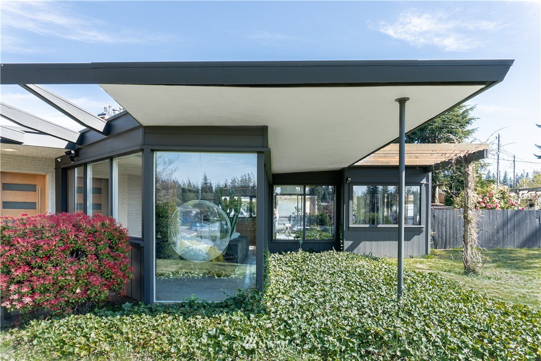 1208 48th Street Southeast Everett, WA 98203 - Photo 4 of 40 a backyard of a house with lots of green space